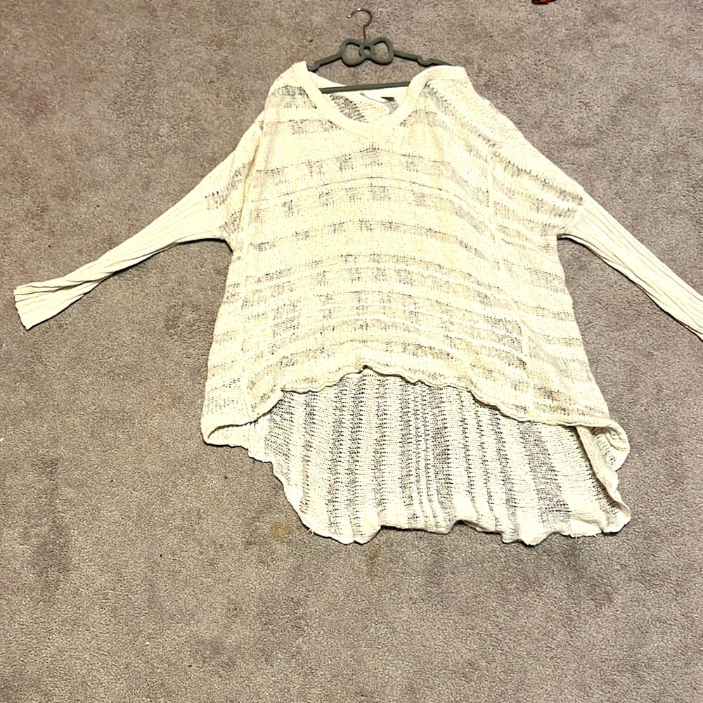 violet harmon xs sweater but does run a little big and is in great condition